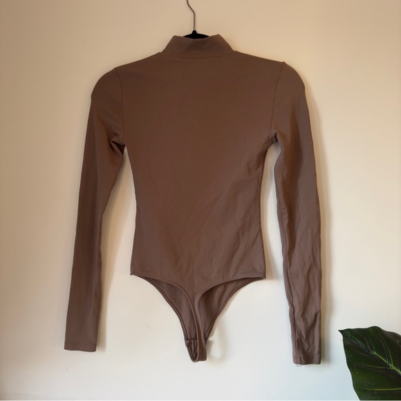 Babaton Tops - Aritzia Babaton viral one piece turtle neck